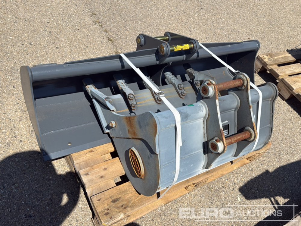 Unused Strickland 60" Ditching, 30" Digging Buckets 30mm Pin to suit JCB 2CX Excavator - Bucket: picture 1 Unused Strickland 60" Ditching, 30" Digging Buckets 30mm Pin to suit JCB 2CX Excavator - Bucket: picture 1