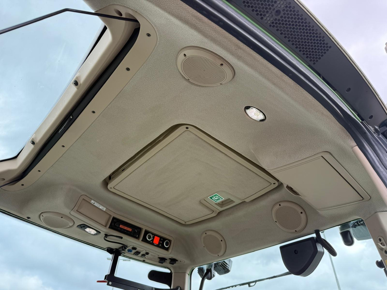 Fendt 724 Vario S4 - Farm tractor: picture 5 Fendt 724 Vario S4 - Farm tractor: picture 5