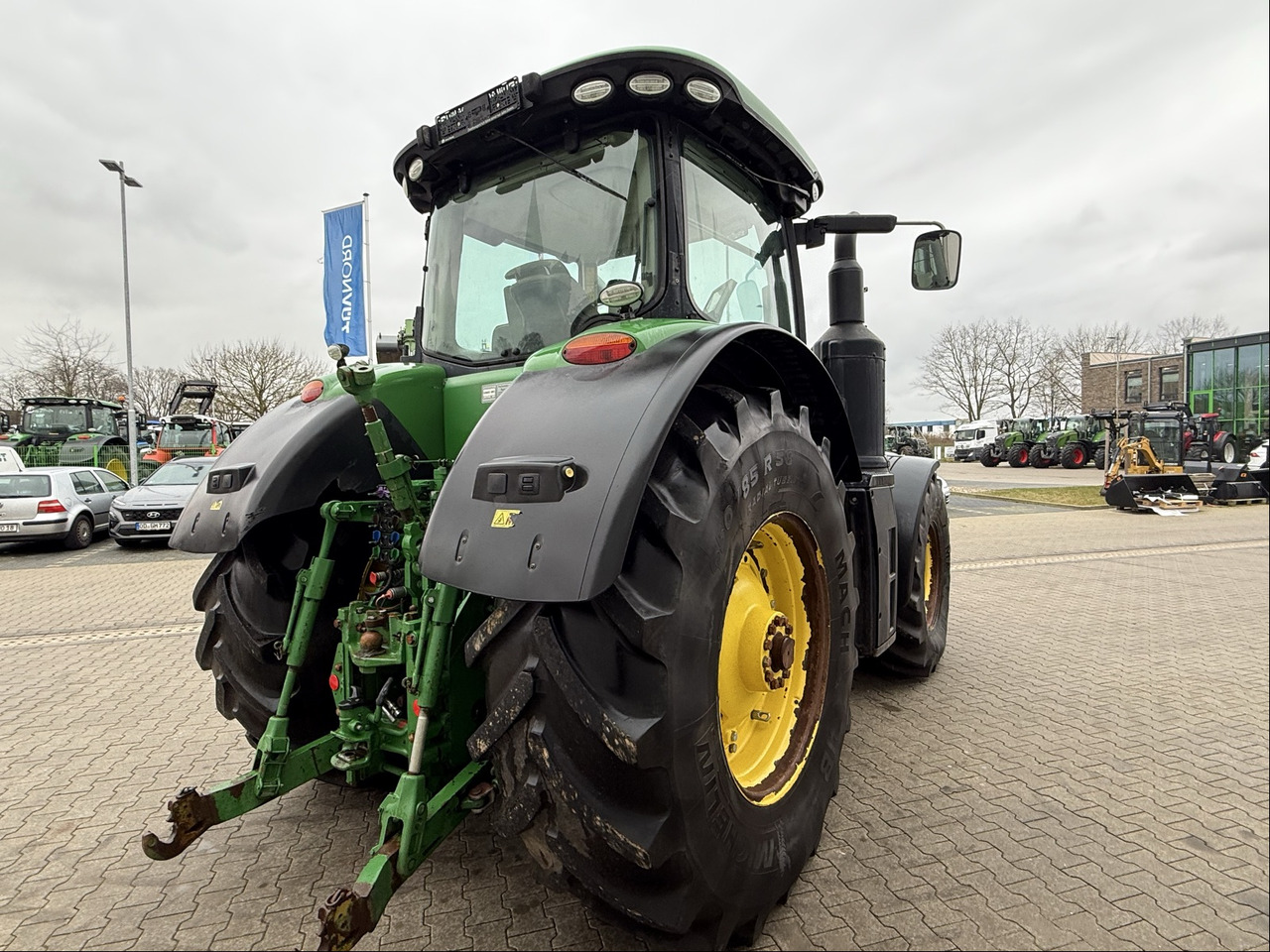 John Deere 8320 R - Farm tractor: picture 5 John Deere 8320 R - Farm tractor: picture 5
