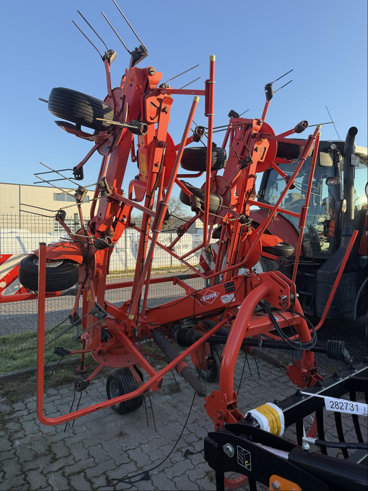 Kuhn Heuwender GF 8702 - Tedder/ Rake: picture 1 Kuhn Heuwender GF 8702 - Tedder/ Rake: picture 1