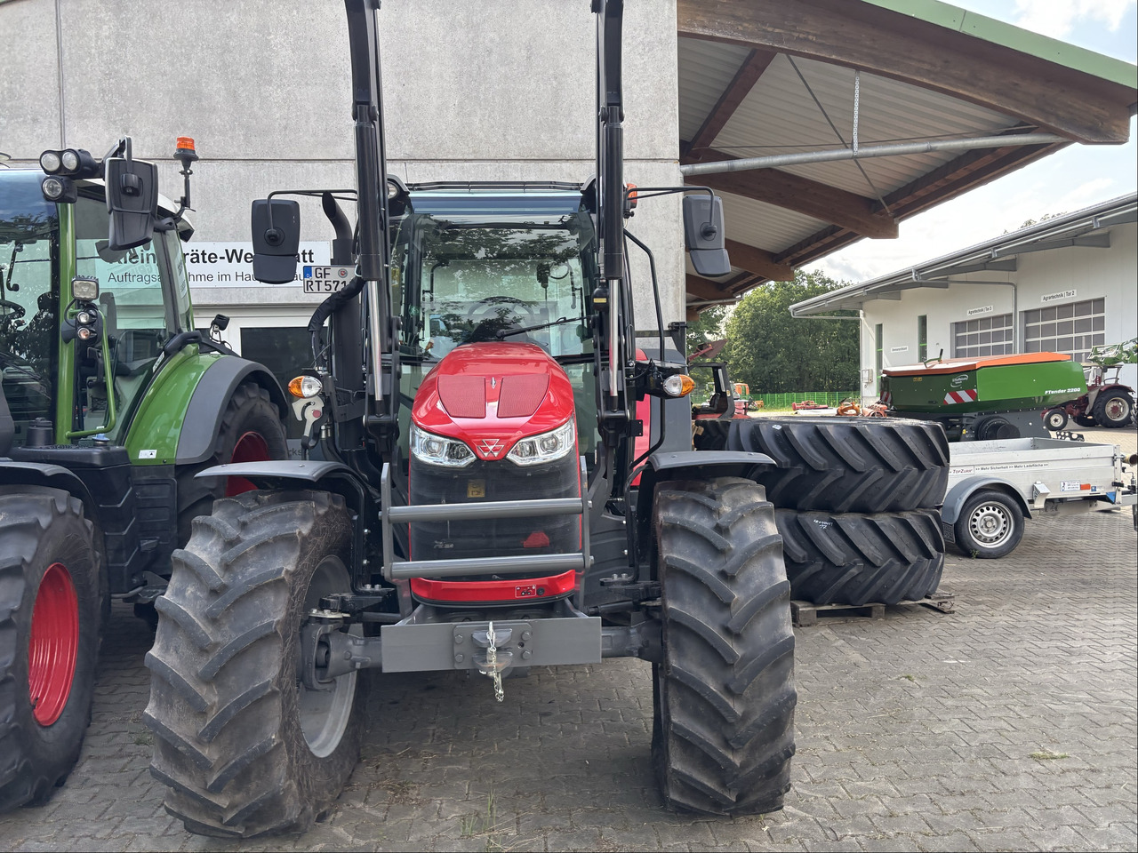 Massey Ferguson 5711M Dyna-4 4WD Cab - Farm tractor: picture 5 Massey Ferguson 5711M Dyna-4 4WD Cab - Farm tractor: picture 5
