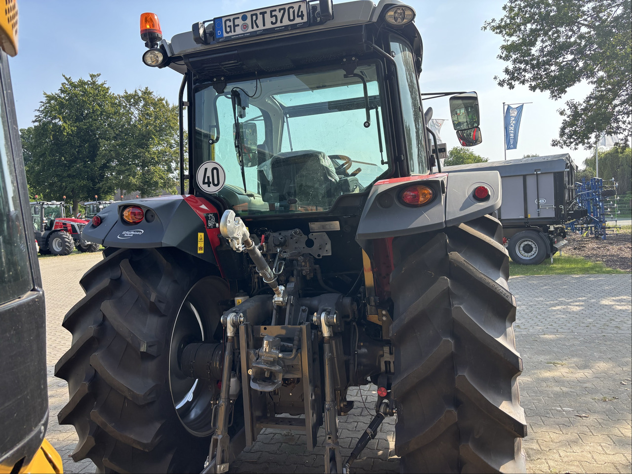 Massey Ferguson 5712M 4WD Cab Essential - Farm tractor: picture 4 Massey Ferguson 5712M 4WD Cab Essential - Farm tractor: picture 4