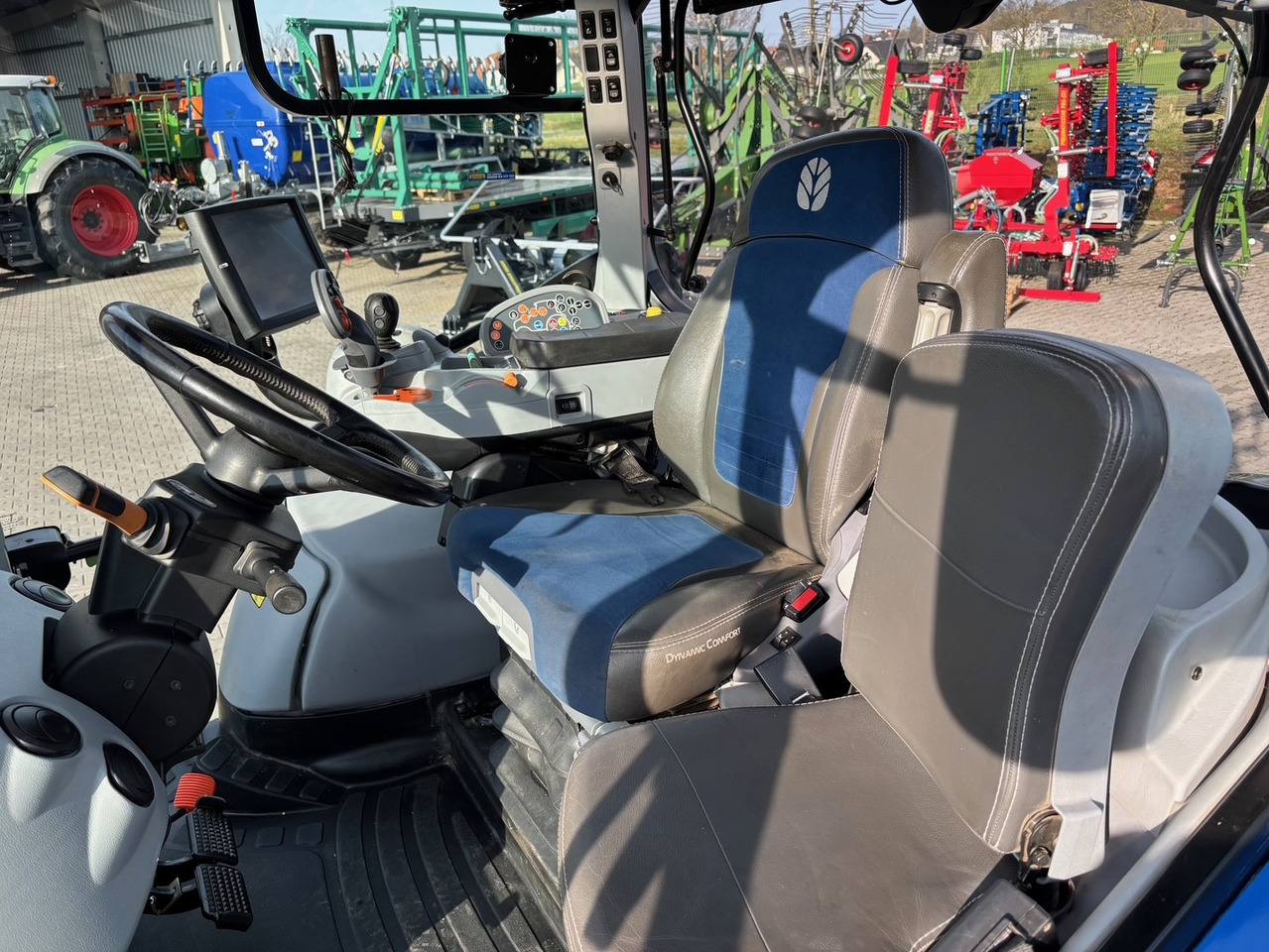 New Holland T 7.270 AC - Farm tractor: picture 4 New Holland T 7.270 AC - Farm tractor: picture 4