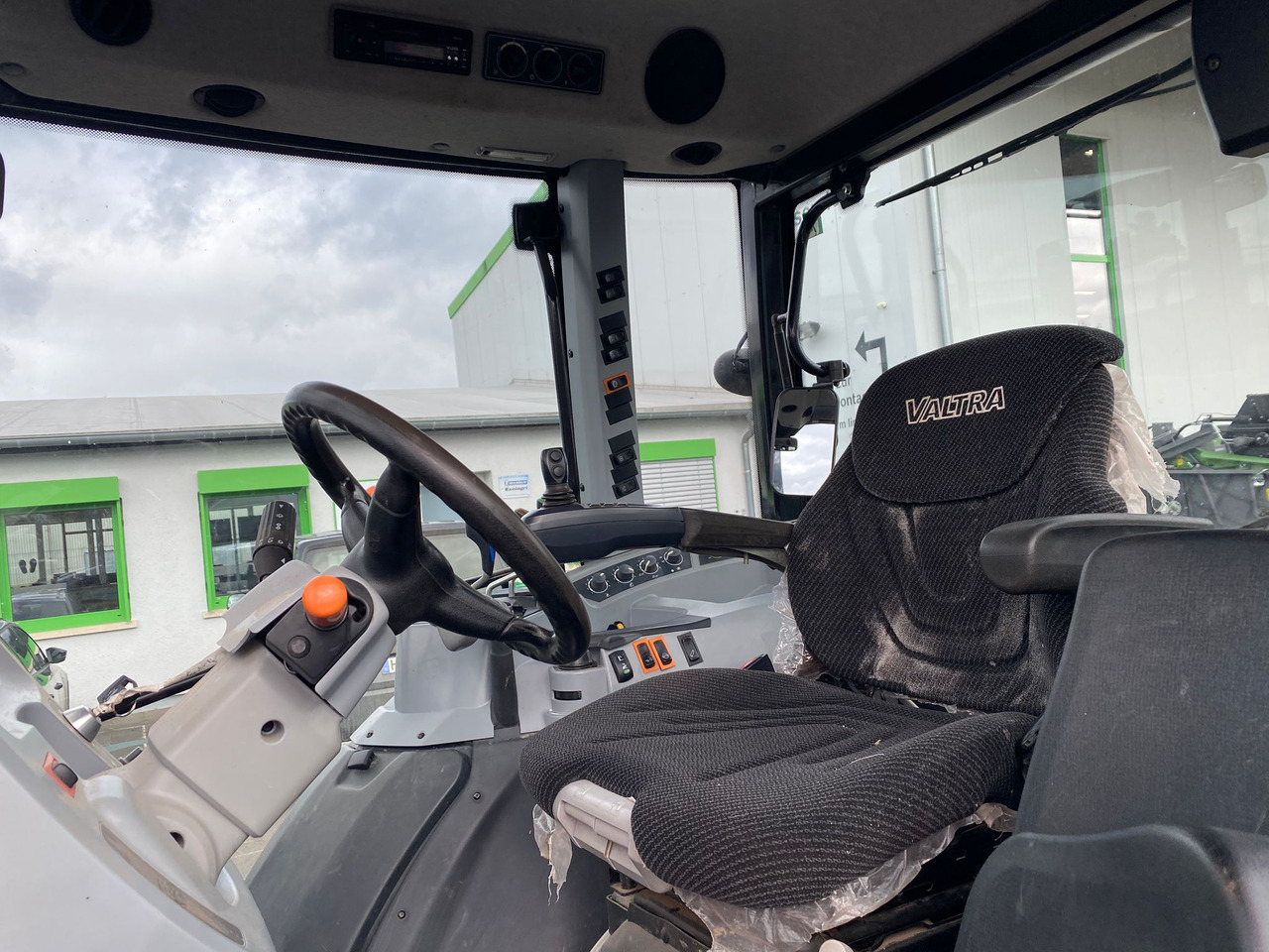 Valtra A 104 MH4 - Farm tractor: picture 2 Valtra A 104 MH4 - Farm tractor: picture 2