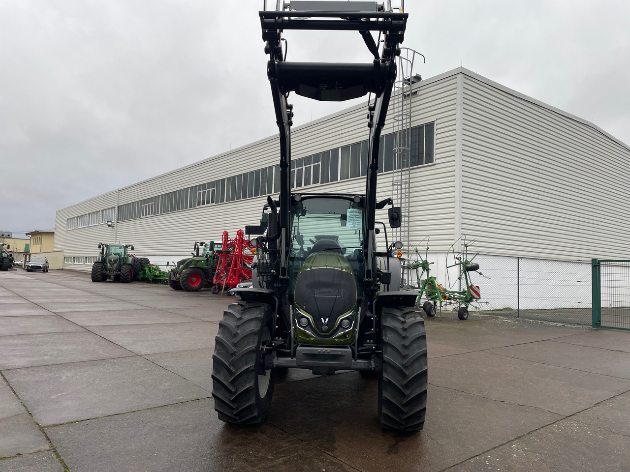 Valtra A105MH4 2B0 - Farm tractor: picture 1 Valtra A105MH4 2B0 - Farm tractor: picture 1