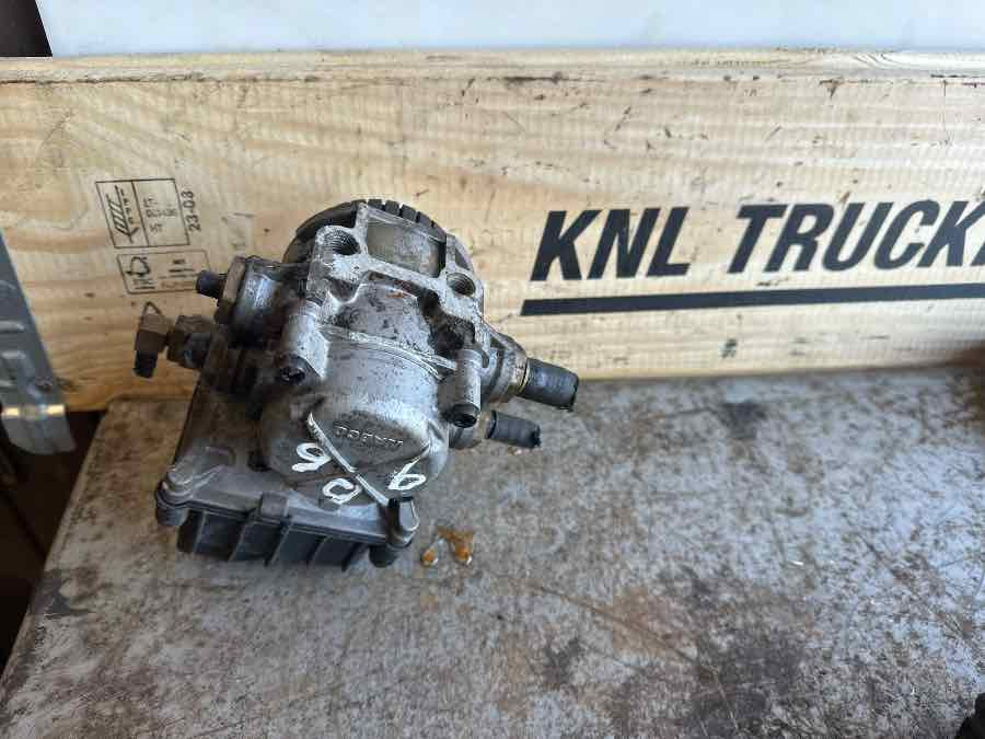 DAF VALVE 2047120 - Brake valve for Truck: picture 1 DAF VALVE 2047120 - Brake valve for Truck: picture 1