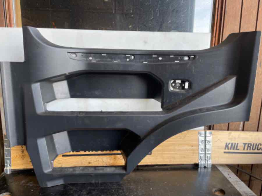 SCANIA STEP PLATE, LEFT 2422394 - Body and exterior for Truck: picture 1 SCANIA STEP PLATE, LEFT 2422394 - Body and exterior for Truck: picture 1