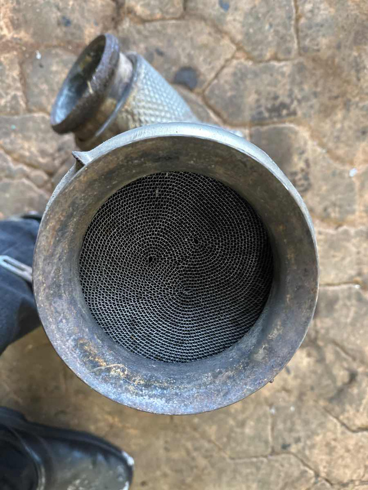 VOLVO EXHAUST 21410049 + 21190163 - Muffler/ Exhaust system for Truck: picture 3 VOLVO EXHAUST 21410049 + 21190163 - Muffler/ Exhaust system for Truck: picture 3