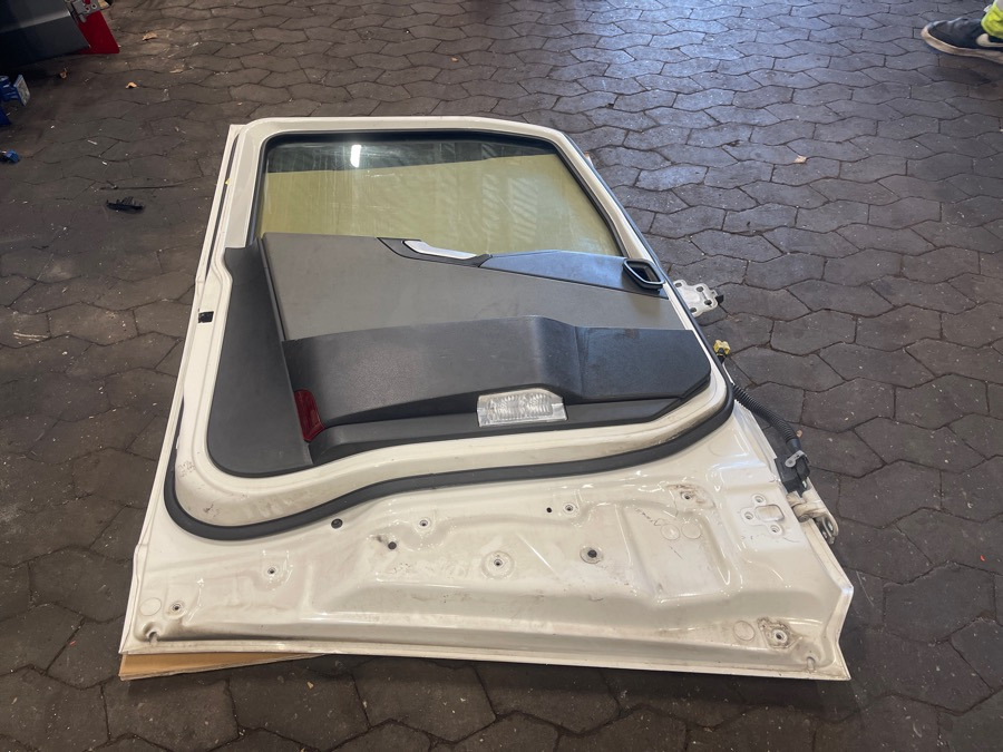 VOLVO FH4 LEFT DOOR 82183078 - Cab and interior for Truck: picture 2 VOLVO FH4 LEFT DOOR 82183078 - Cab and interior for Truck: picture 2