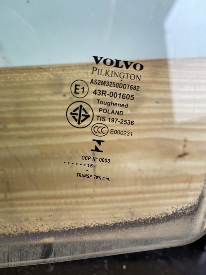 VOLVO FH4 WINDOW 84043040 - Cab and interior for Truck: picture 2 VOLVO FH4 WINDOW 84043040 - Cab and interior for Truck: picture 2