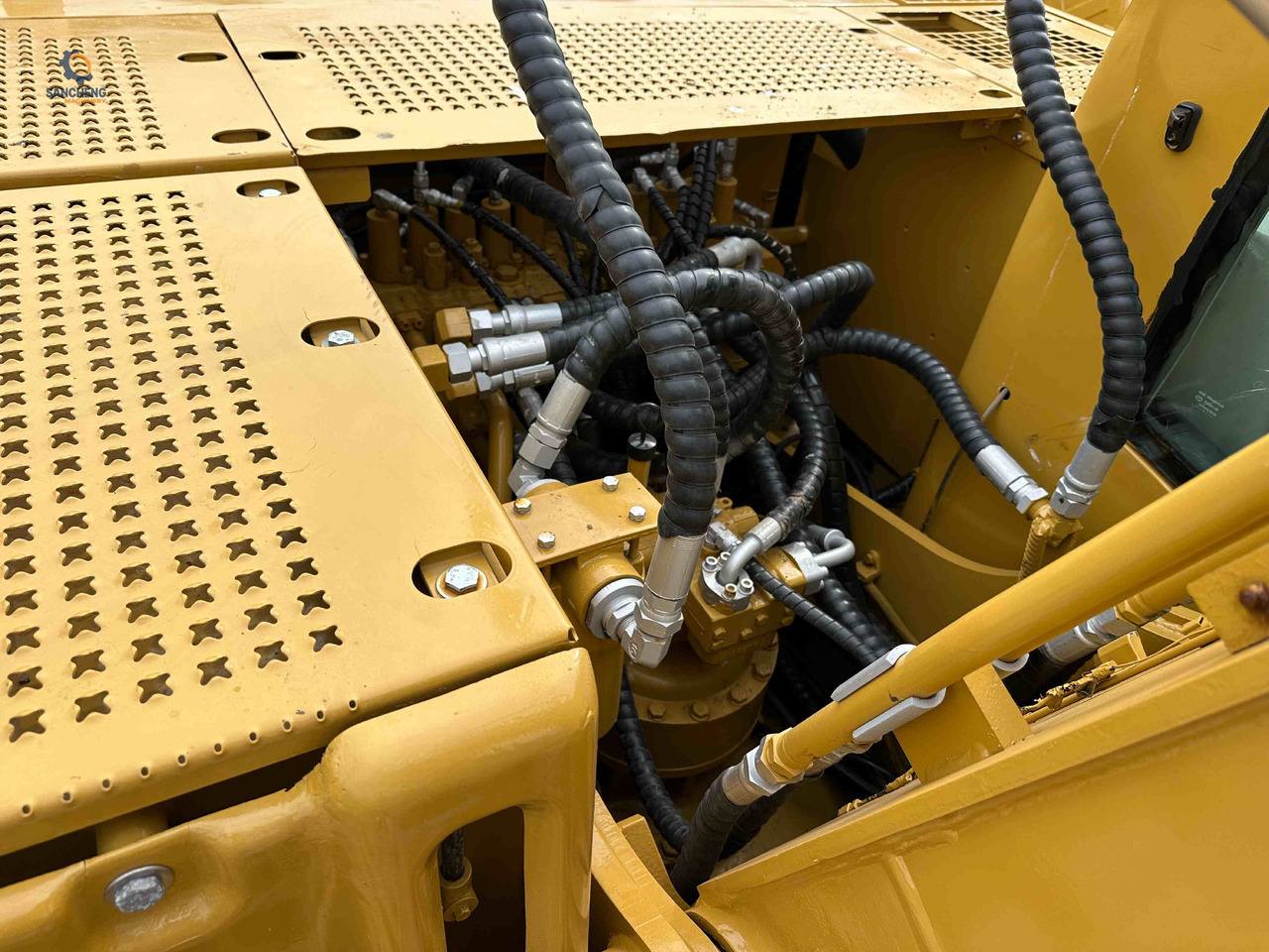 Crawler excavator CAT 320CL with hammer: picture 8