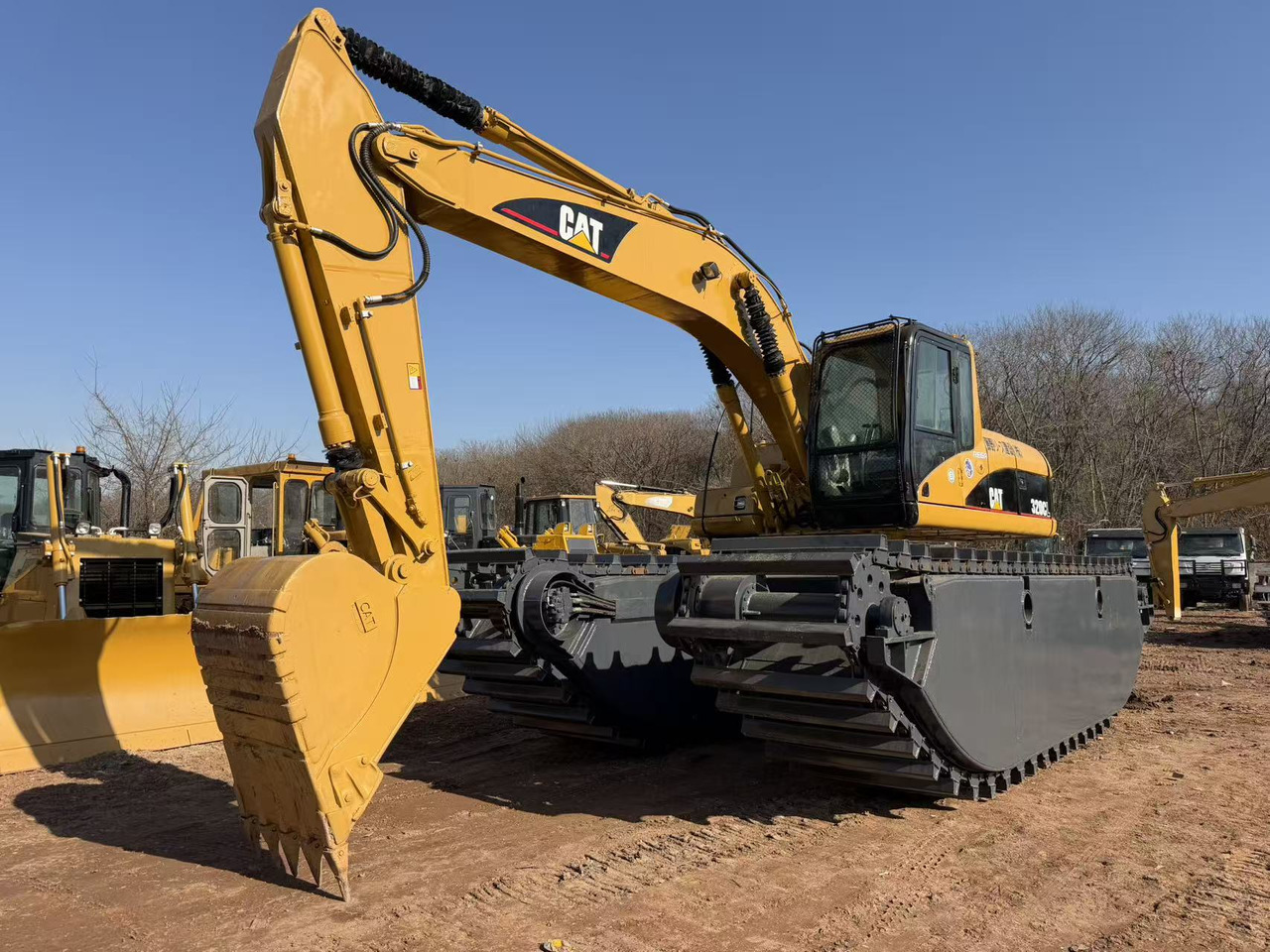 CATERPILLAR 320CL - Amphibious excavator: picture 1 CATERPILLAR 320CL - Amphibious excavator: picture 1