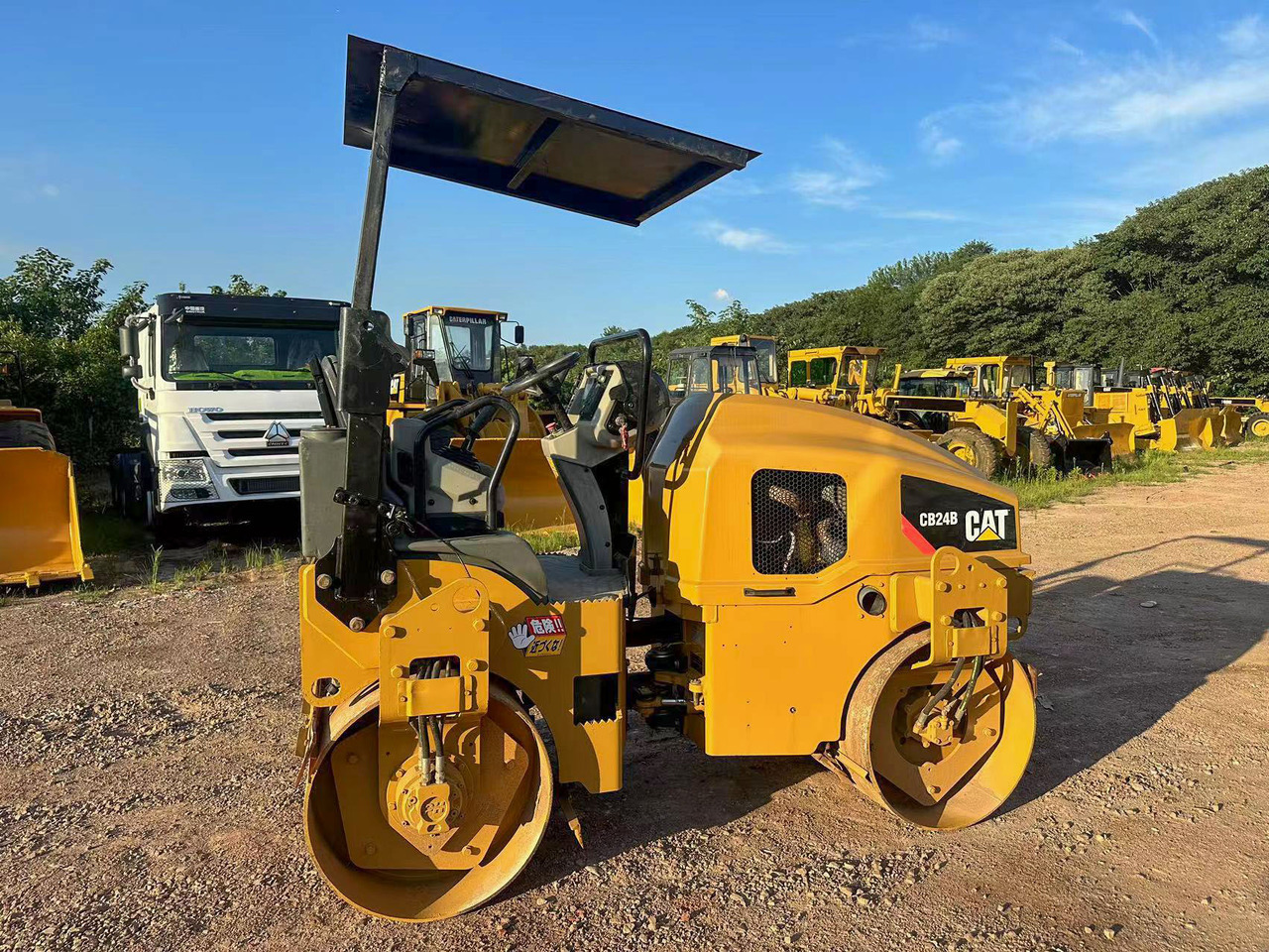 CATERPILLAR CB24B - Roller: picture 3 CATERPILLAR CB24B - Roller: picture 3