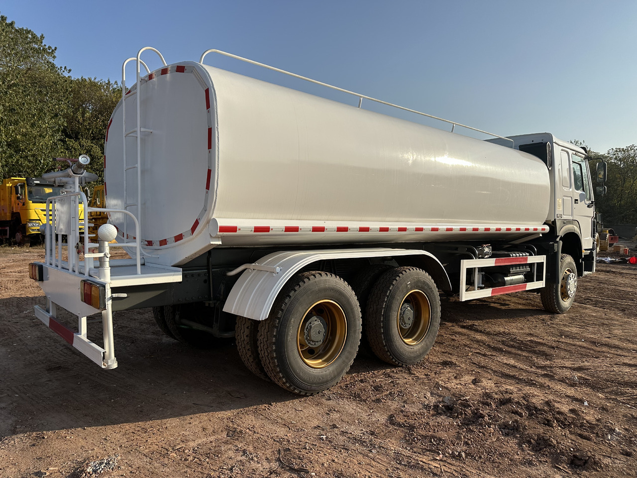 Tank truck SINOTRUK HOWO 371 Water Tanker Truck: picture 8