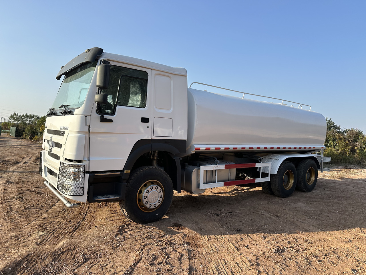 Tank truck SINOTRUK HOWO 371 Water Tanker Truck: picture 6