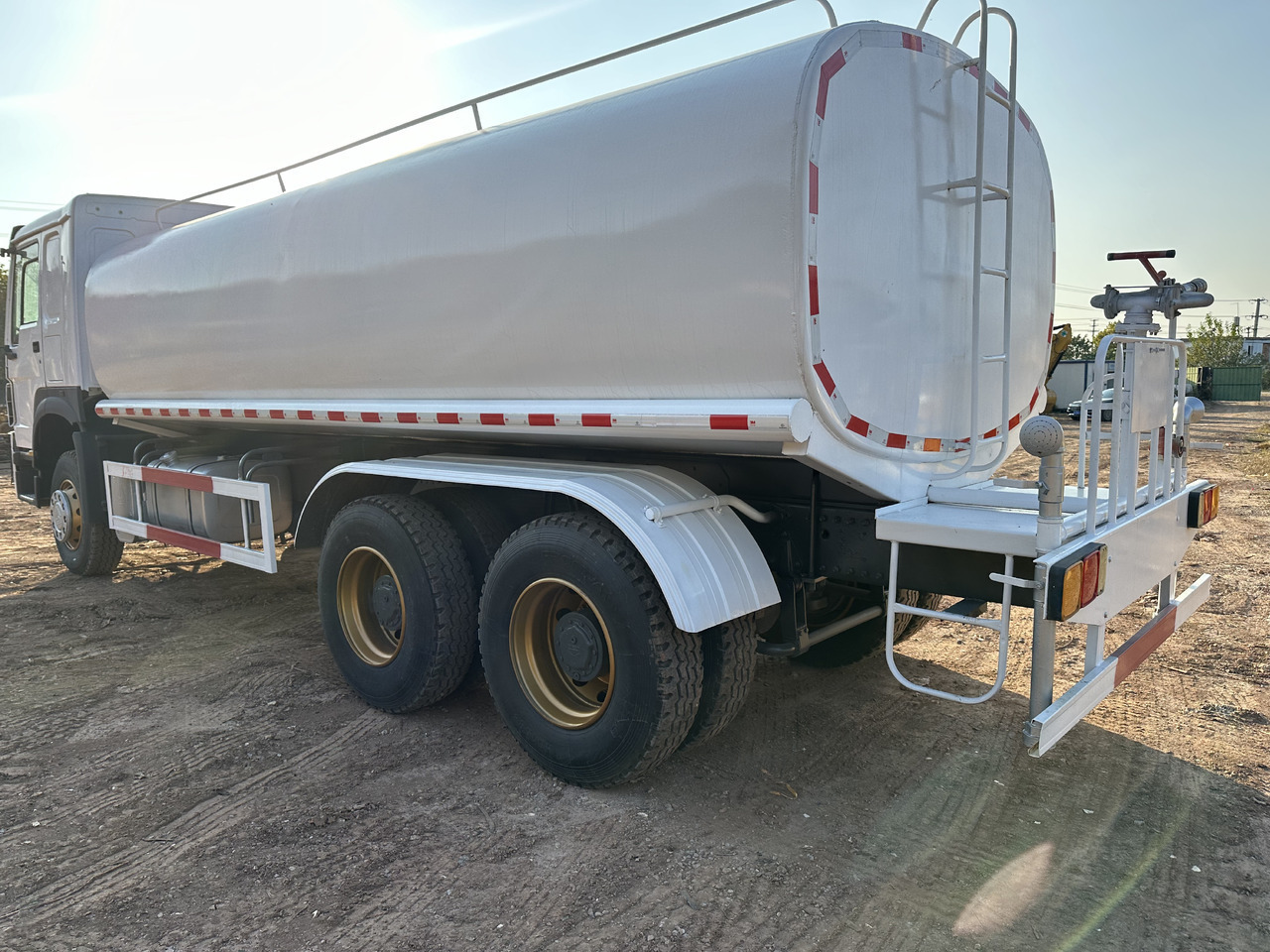 Tank truck SINOTRUK HOWO 371 Water Tanker Truck: picture 7