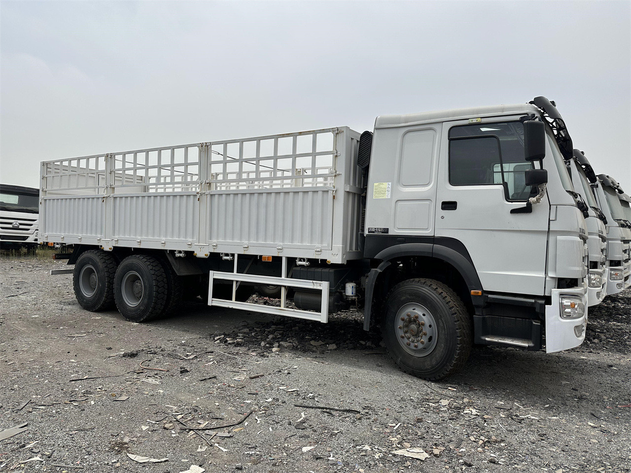 SINOTRUK HOWO 371hp fence truck - Livestock truck: picture 1 SINOTRUK HOWO 371hp fence truck - Livestock truck: picture 1