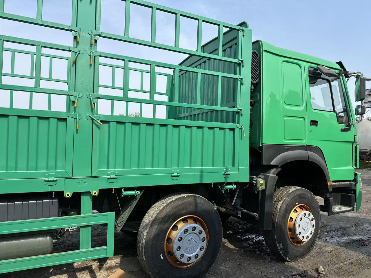 Dropside/ Flatbed truck for transportation of bulk materials SINOTRUK HOWO 420hp 8x4 fence truck: picture 7