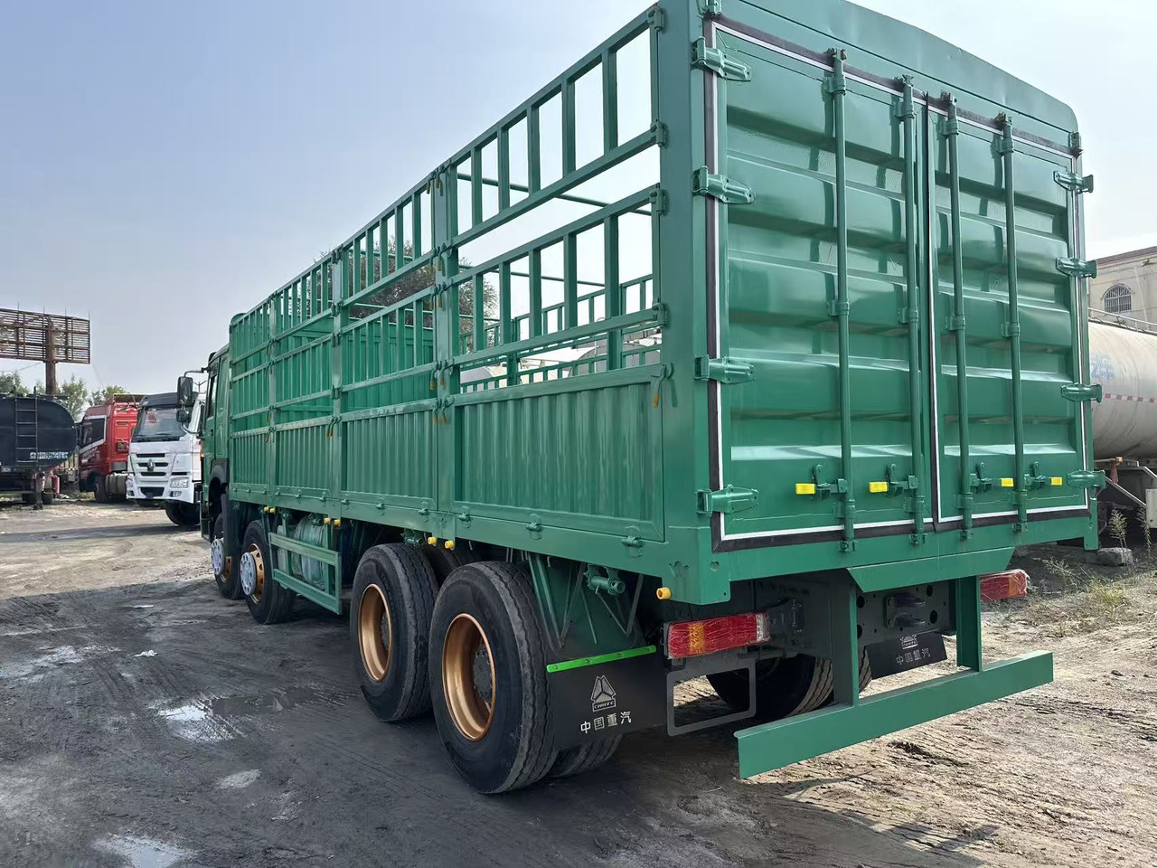 SINOTRUK HOWO 420hp 8x4 fence truck - Dropside/ Flatbed truck: picture 5 SINOTRUK HOWO 420hp 8x4 fence truck - Dropside/ Flatbed truck: picture 5