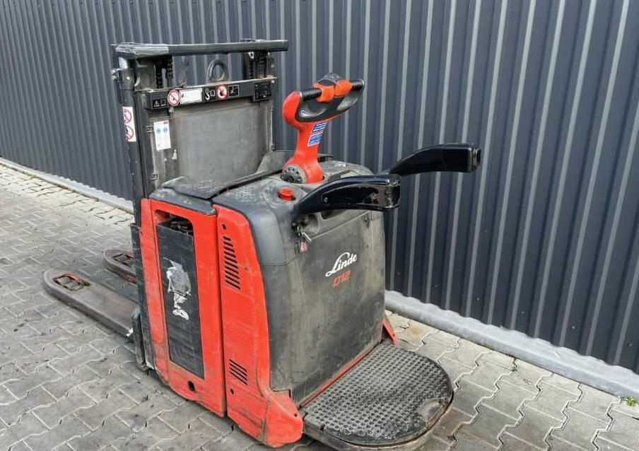 Linde D12AP - Stacker: picture 3 Linde D12AP - Stacker: picture 3