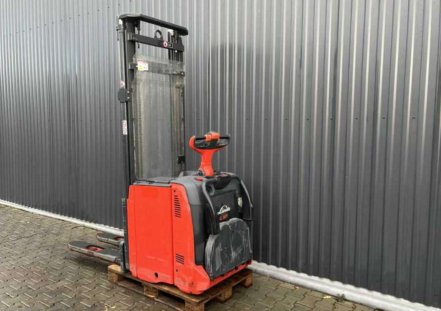 Linde L12AP - Stacker: picture 3 Linde L12AP - Stacker: picture 3