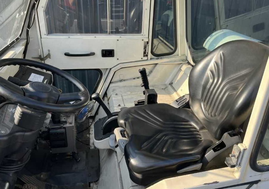 Toyota 2TG20 - Tow tractor: picture 4 Toyota 2TG20 - Tow tractor: picture 4