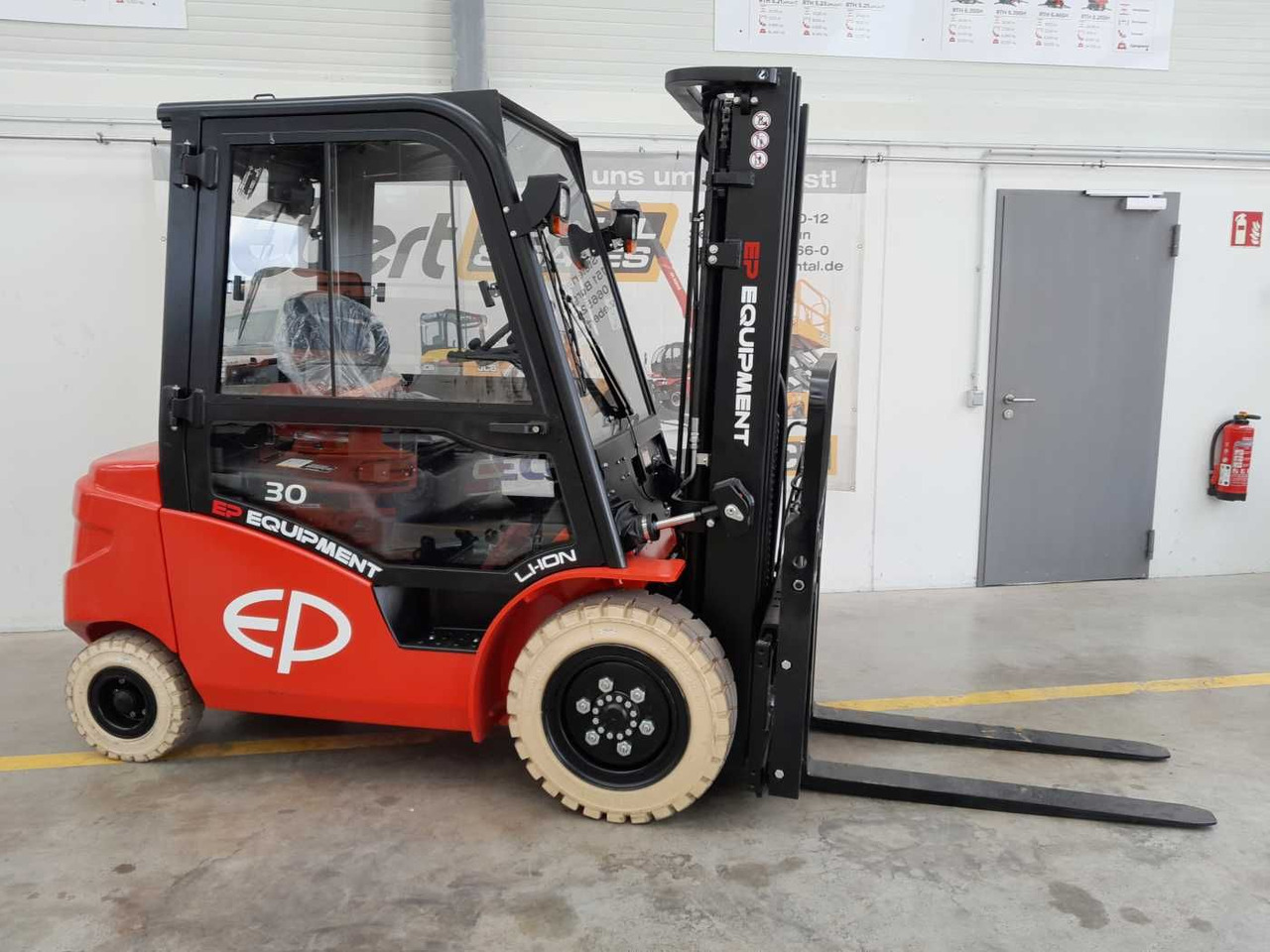 EP Equipment EFL303 / 3,0T / Triplex: 4,80m / SS - Electric forklift: picture 5 EP Equipment EFL303 / 3,0T / Triplex: 4,80m / SS - Electric forklift: picture 5