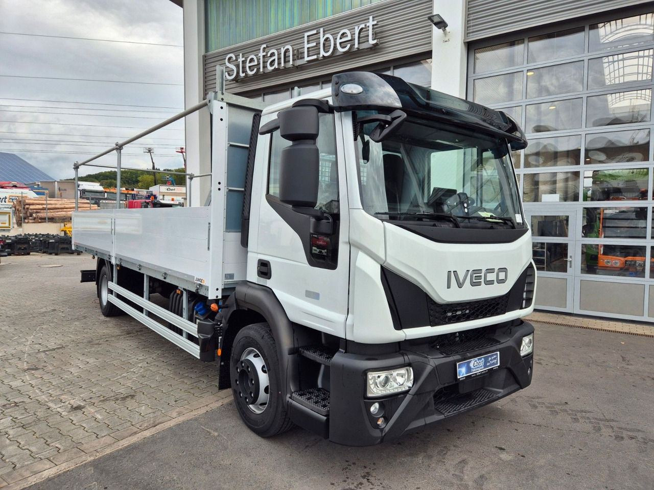 Iveco Eurocargo ML140E28/P Gerüstbau 3 Sitze AHK Klima - Dropside/ Flatbed truck: picture 2 Iveco Eurocargo ML140E28/P Gerüstbau 3 Sitze AHK Klima - Dropside/ Flatbed truck: picture 2