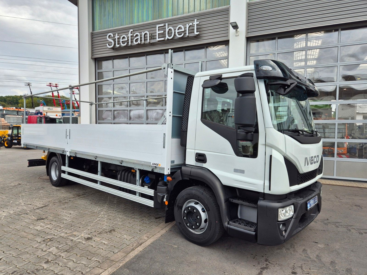 Iveco Eurocargo ML140E28/P Gerüstbau 3 Sitze AHK Klima - Dropside/ Flatbed truck: picture 4 Iveco Eurocargo ML140E28/P Gerüstbau 3 Sitze AHK Klima - Dropside/ Flatbed truck: picture 4