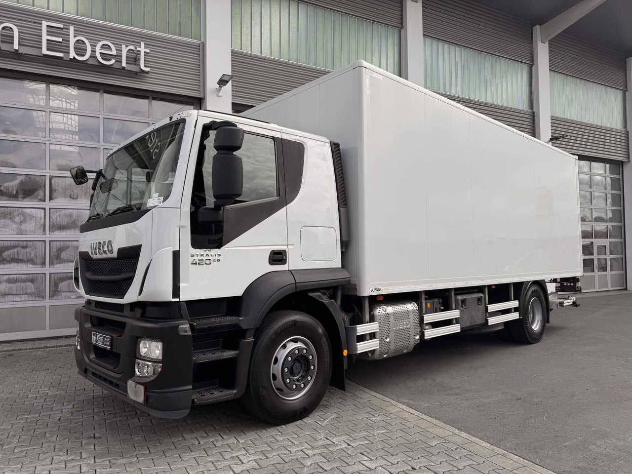 Iveco Stralis AT190S42/FP-D 4x2 Koffer+LBW faltbar AHK - Box truck: picture 2 Iveco Stralis AT190S42/FP-D 4x2 Koffer+LBW faltbar AHK - Box truck: picture 2