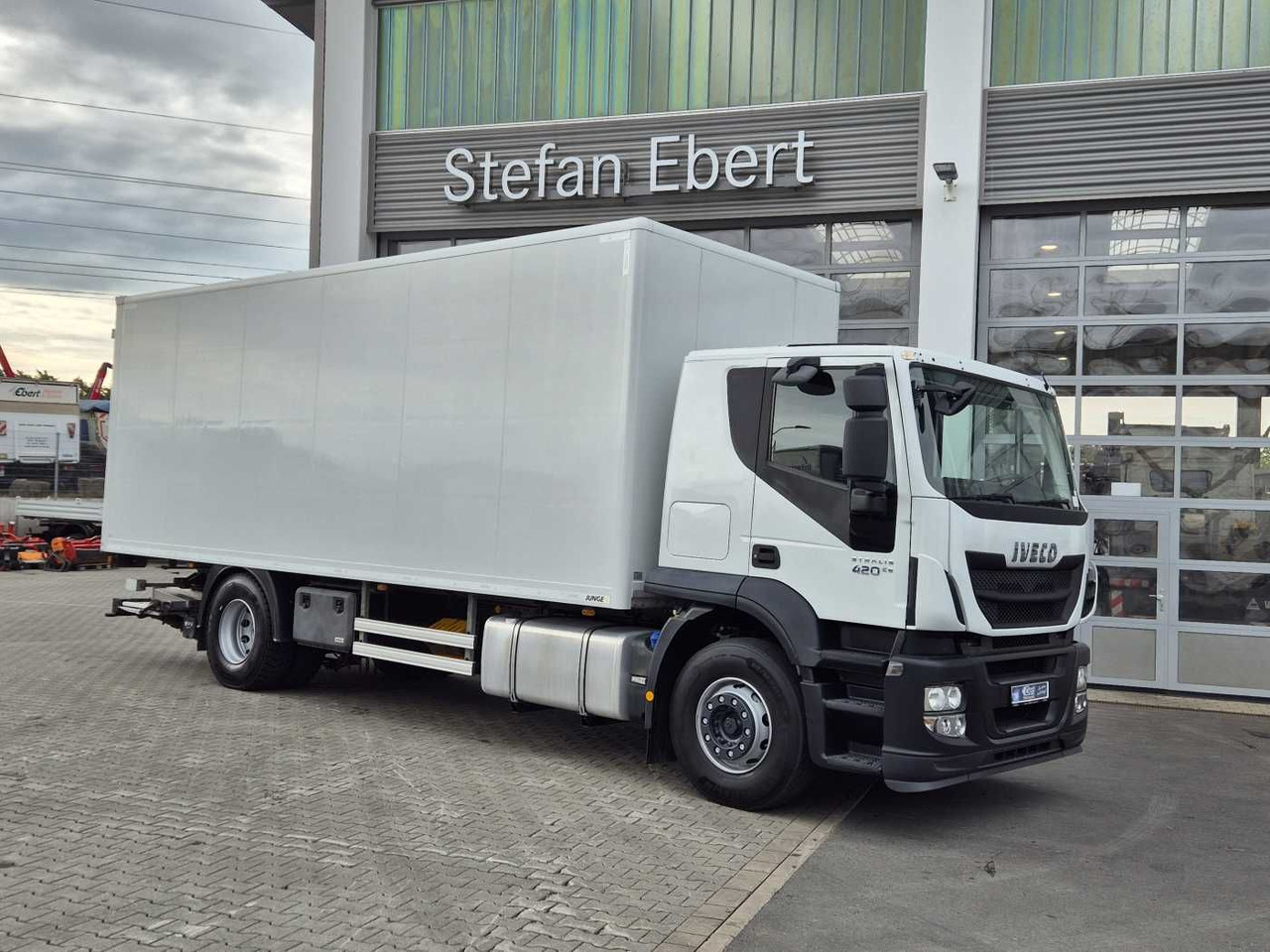 Iveco Stralis AT190S42 FP D HI-ROAD LBW faltbar EU6 - Box truck: picture 3 Iveco Stralis AT190S42 FP D HI-ROAD LBW faltbar EU6 - Box truck: picture 3