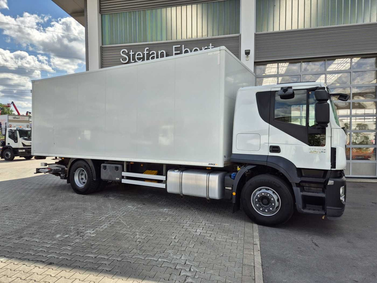 Iveco Stralis AT190S42/FP-D LBW Bär 1.500kg faltbar - Box truck: picture 5 Iveco Stralis AT190S42/FP-D LBW Bär 1.500kg faltbar - Box truck: picture 5