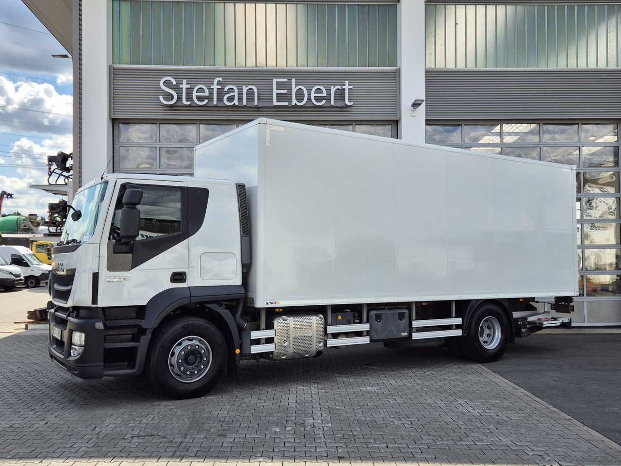 Iveco Stralis AT190S42/FP-D LBW Bär 1.500kg faltbar - Box truck: picture 4 Iveco Stralis AT190S42/FP-D LBW Bär 1.500kg faltbar - Box truck: picture 4