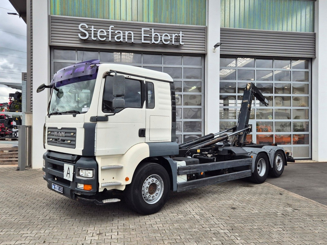 MAN TGA 26.440 6x2-2 BL Meiller RK 20.70 Bett - Hook lift truck: picture 1 MAN TGA 26.440 6x2-2 BL Meiller RK 20.70 Bett - Hook lift truck: picture 1