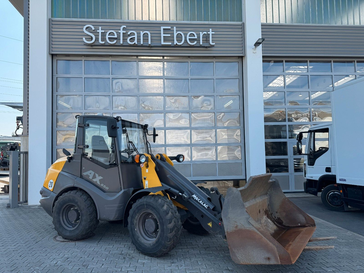 MECALAC AX850 / nur 671h / 11.2022 / Gabel / Schaufel - Wheel loader: picture 1 MECALAC AX850 / nur 671h / 11.2022 / Gabel / Schaufel - Wheel loader: picture 1