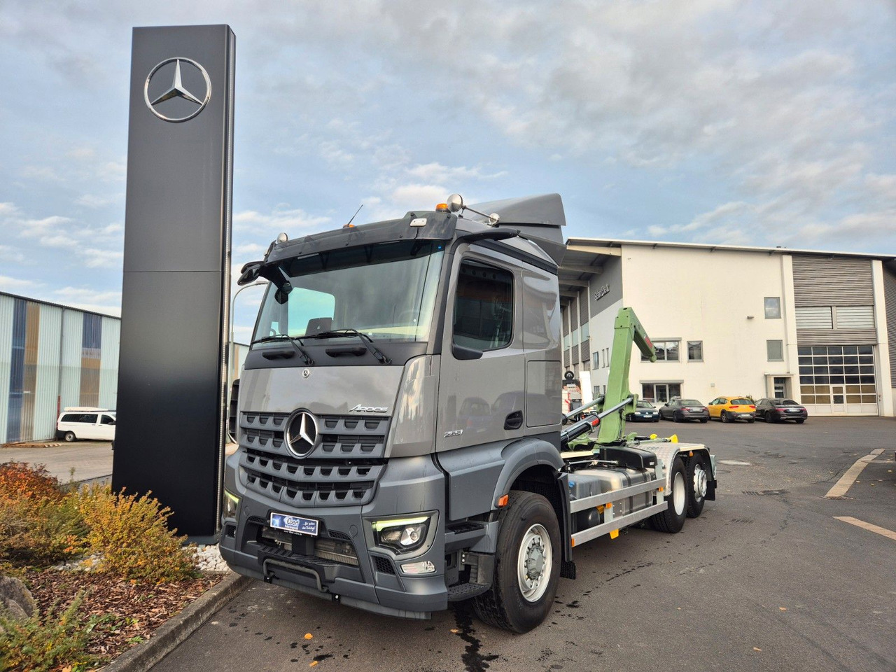Mercedes-Benz Arocs 2551 L 6x2/4-4 HAD HIAB ULT21S56 AHK - Hook lift truck: picture 4 Mercedes-Benz Arocs 2551 L 6x2/4-4 HAD HIAB ULT21S56 AHK - Hook lift truck: picture 4