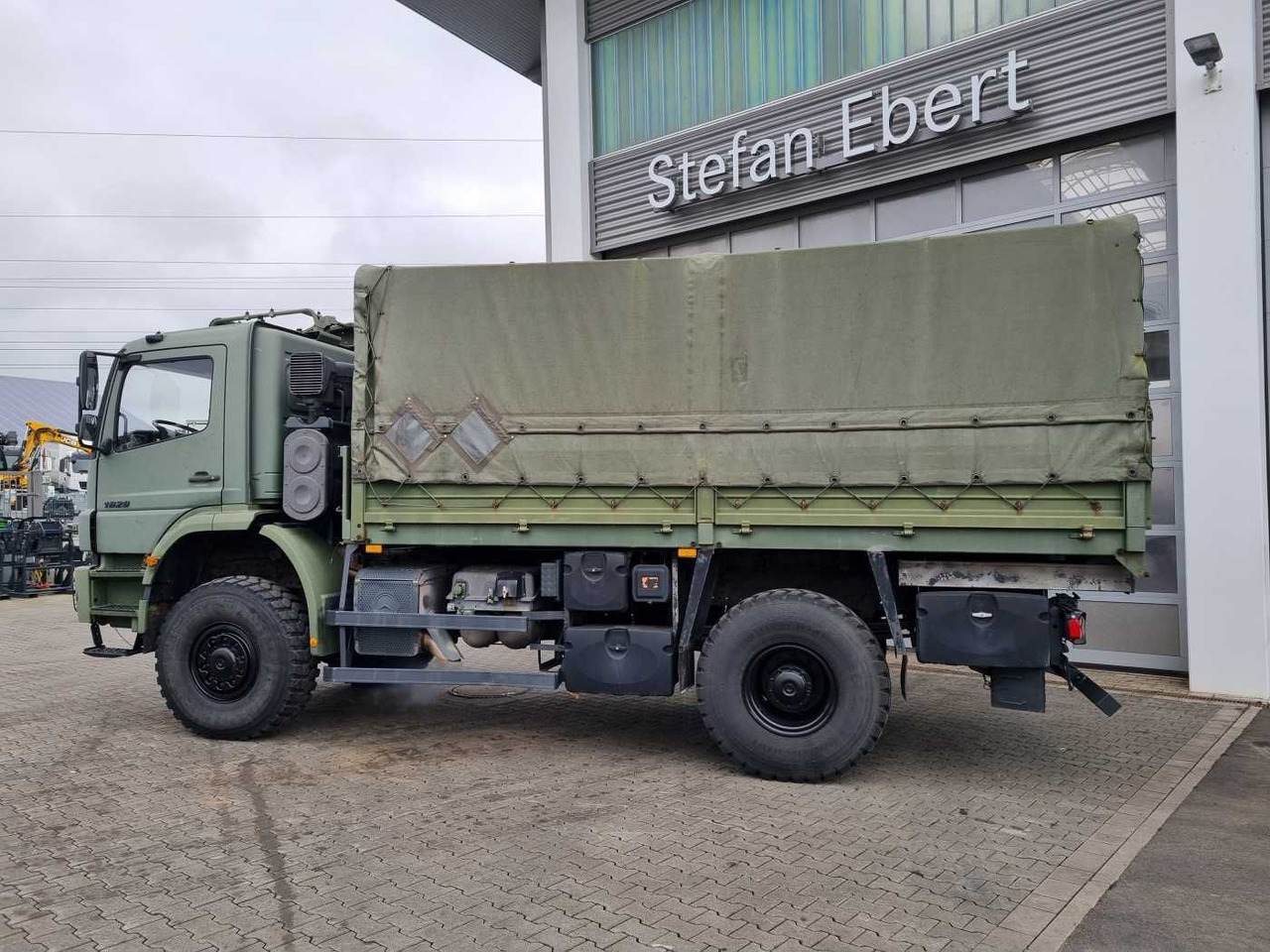 Dropside/ Flatbed truck Mercedes-Benz Axor 1829 A 4x4 Pritsche/Plane 10 Stück: picture 6 Dropside/ Flatbed truck Mercedes-Benz Axor 1829 A 4x4 Pritsche/Plane 10 Stück: picture 6