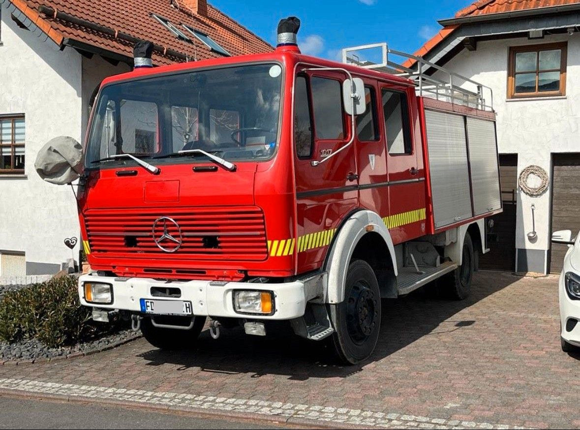 Mercedes-Benz Mercedes Benz 1017 AF ehem. Feuerwehrauto - Fire truck: picture 1 Mercedes-Benz Mercedes Benz 1017 AF ehem. Feuerwehrauto - Fire truck: picture 1