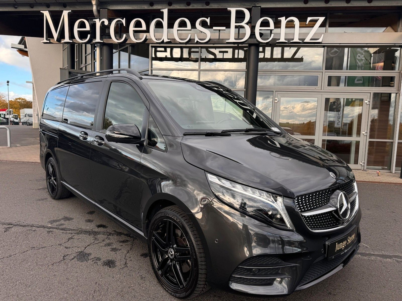 Mercedes-Benz V 300 d 4MATIC AVA ED AMG DISTR Stdh AHK2,5 PANO - Passenger van: picture 1 Mercedes-Benz V 300 d 4MATIC AVA ED AMG DISTR Stdh AHK2,5 PANO - Passenger van: picture 1