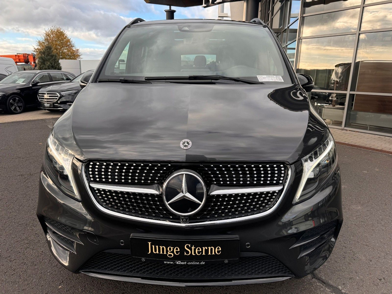 Mercedes-Benz V 300 d 4MATIC AVA ED AMG DISTR Stdh AHK2,5 PANO - Passenger van: picture 2 Mercedes-Benz V 300 d 4MATIC AVA ED AMG DISTR Stdh AHK2,5 PANO - Passenger van: picture 2