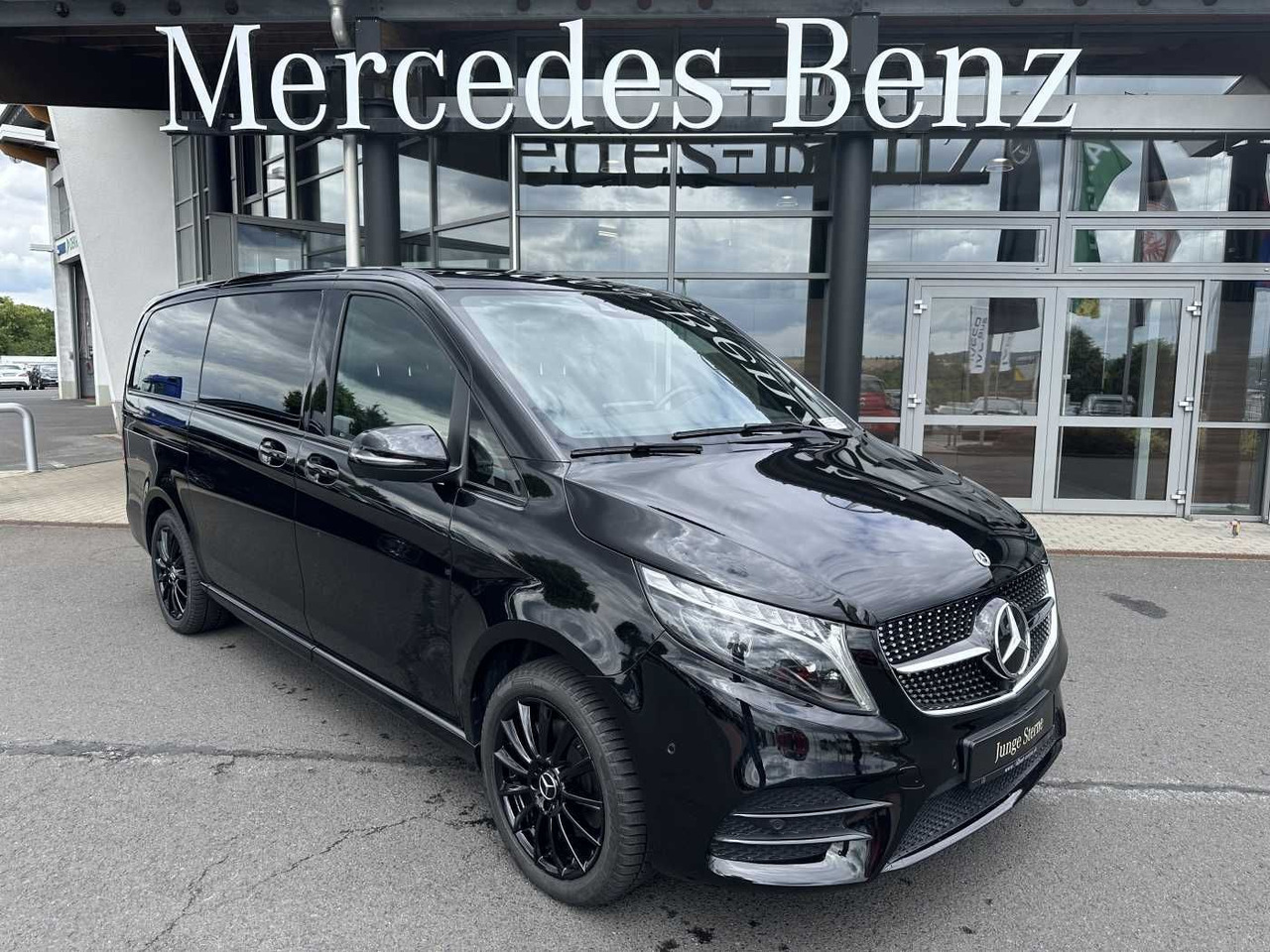 Mercedes-Benz V 300 d 4MATIC EXCLUSIVE AMG Panorama DISTRONIC - Car: picture 1 Mercedes-Benz V 300 d 4MATIC EXCLUSIVE AMG Panorama DISTRONIC - Car: picture 1