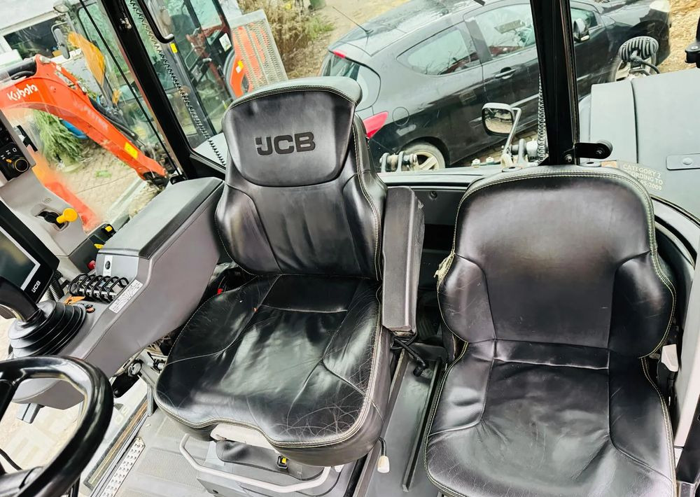 Farm tractor JCB FASTRAC 4220: picture 15