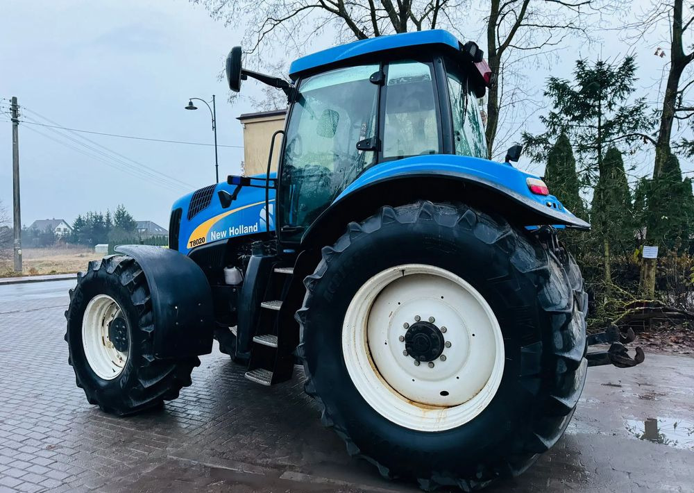 New Holland T8020 - Farm tractor: picture 3 New Holland T8020 - Farm tractor: picture 3