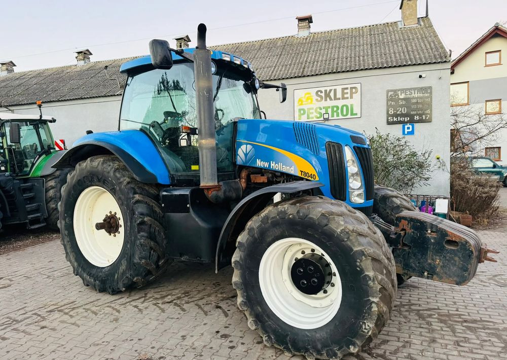 New Holland T8040 - Farm tractor: picture 5 New Holland T8040 - Farm tractor: picture 5