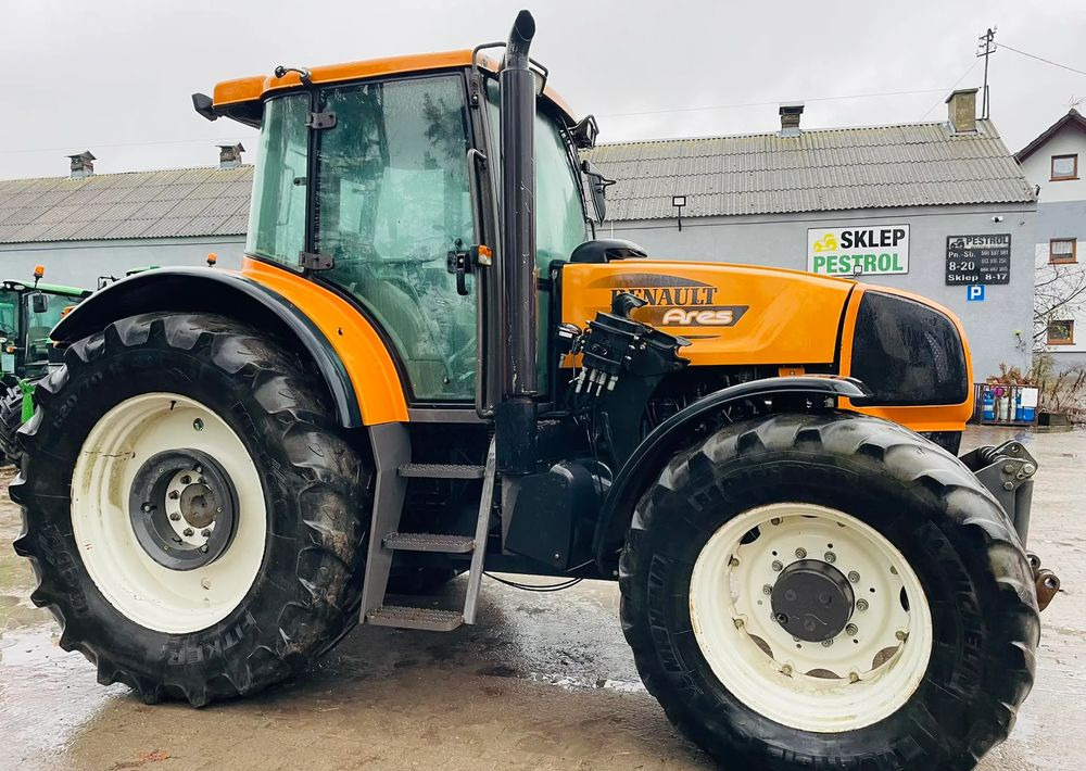 Renault Ares 826 RZ - Farm tractor: picture 3 Renault Ares 826 RZ - Farm tractor: picture 3