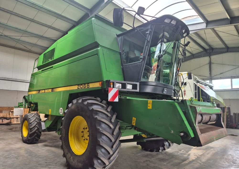 John Deere 2066 - Combine harvester: picture 1 John Deere 2066 - Combine harvester: picture 1