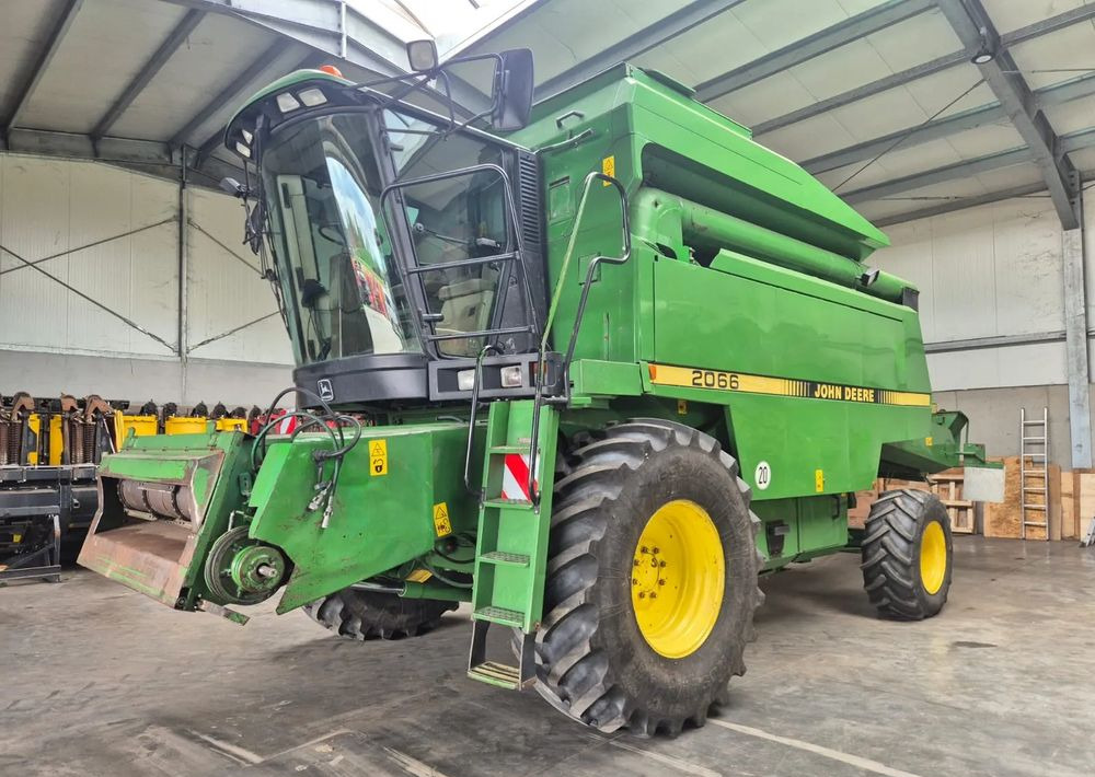 John Deere 2066 - Combine harvester: picture 3 John Deere 2066 - Combine harvester: picture 3