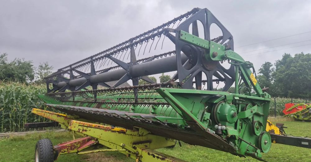 John Deere 922 - Combine header: picture 1 John Deere 922 - Combine header: picture 1