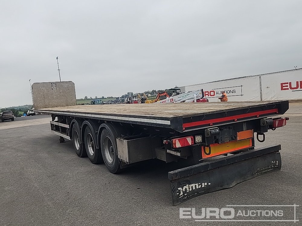 2010 Dennison 45' Tri Axle Flat Trailer, Goal Post Sockets - Dropside/ Flatbed semi-trailer: picture 2 2010 Dennison 45' Tri Axle Flat Trailer, Goal Post Sockets - Dropside/ Flatbed semi-trailer: picture 2