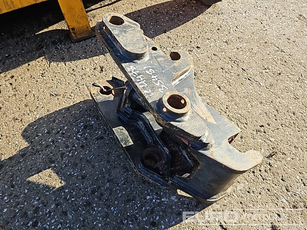 2012 CAT Hydraulic Double Lock QH 50mm Pin to suit 6-8 Ton Excavator - Quick coupler: picture 3 2012 CAT Hydraulic Double Lock QH 50mm Pin to suit 6-8 Ton Excavator - Quick coupler: picture 3